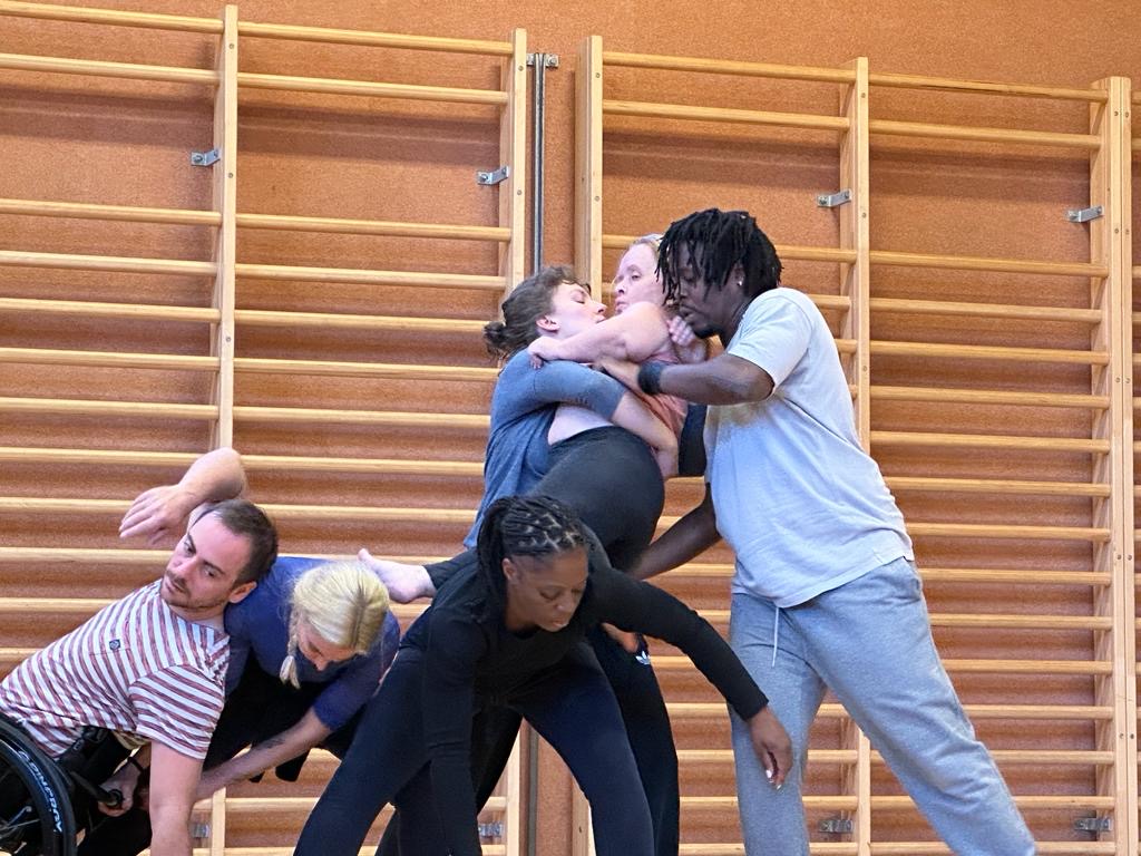 Séance de travail collectif en studio avec un groupe de danseurs