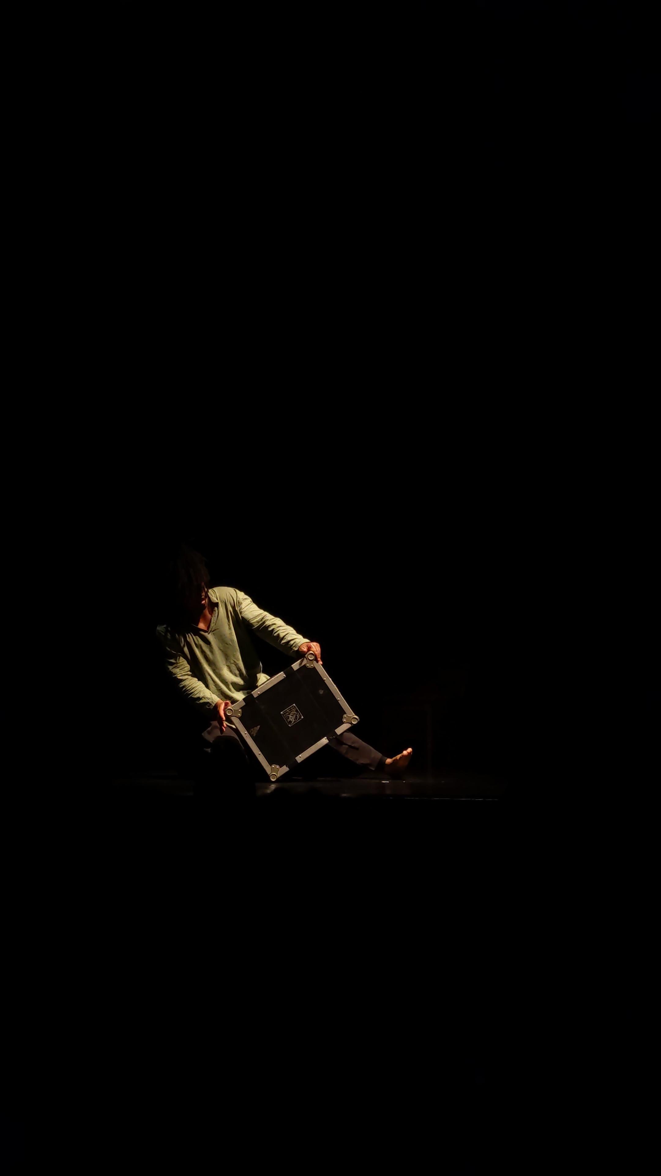 Solo sur scène, lumière sombre