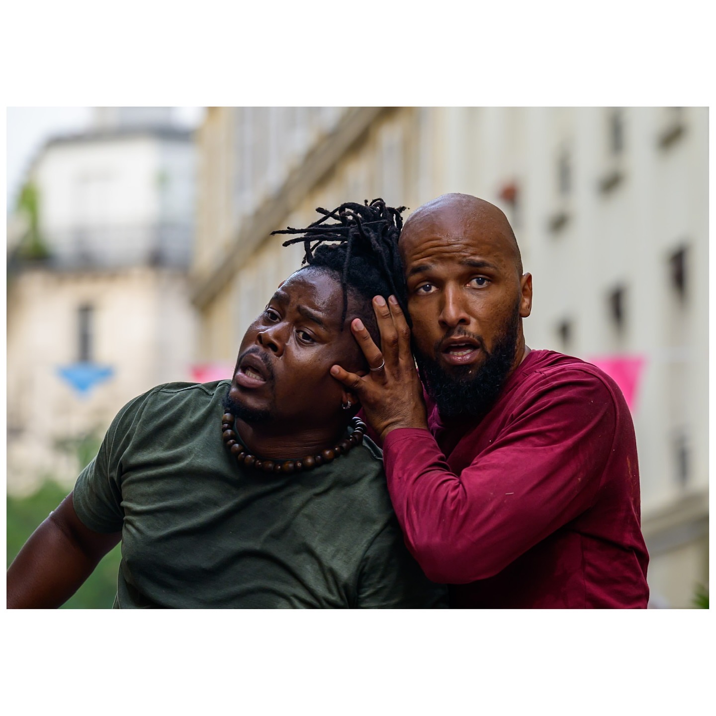 Regis Tsoumbou bakana en duo avec un autre danseur