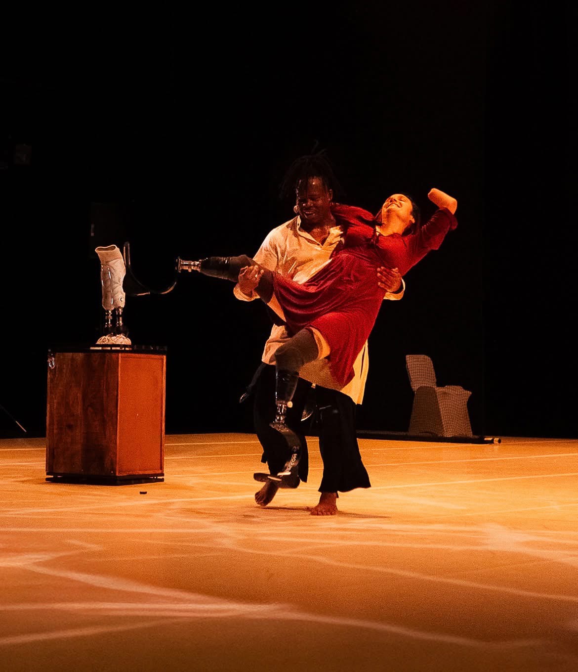 Duo sur scène, lumière chaude