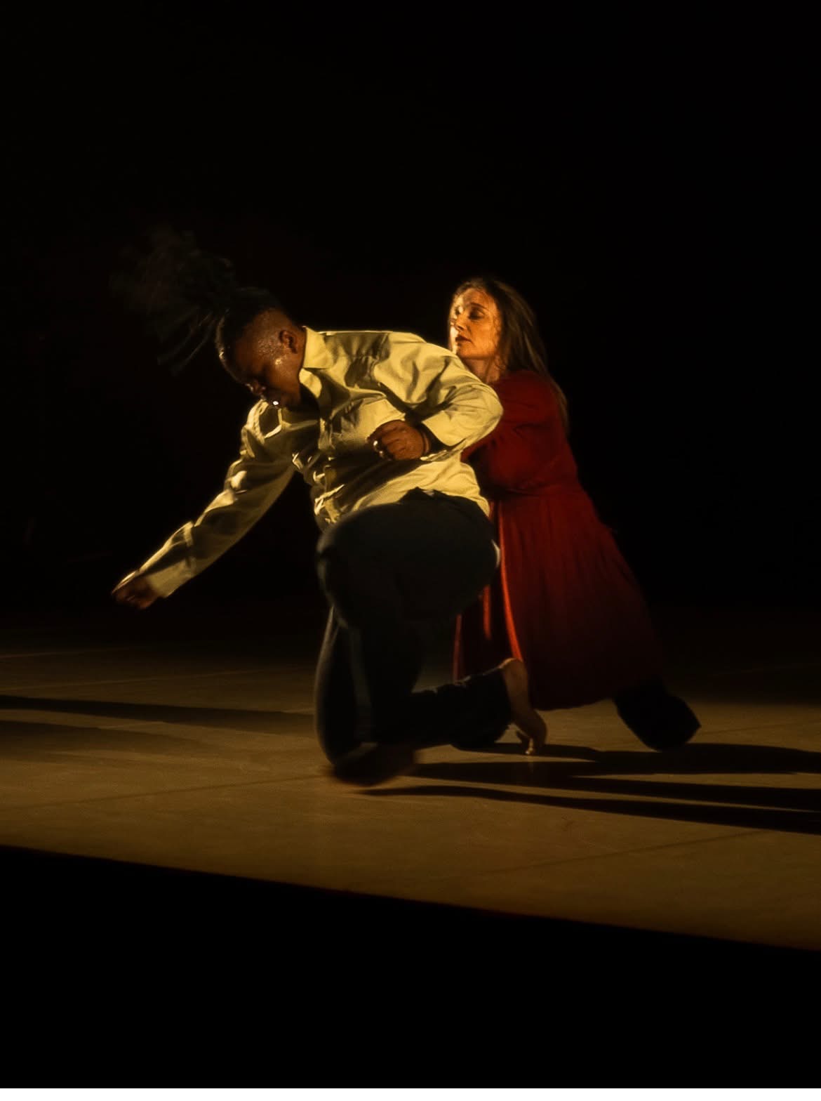 Duo sur scène, lumière sombre