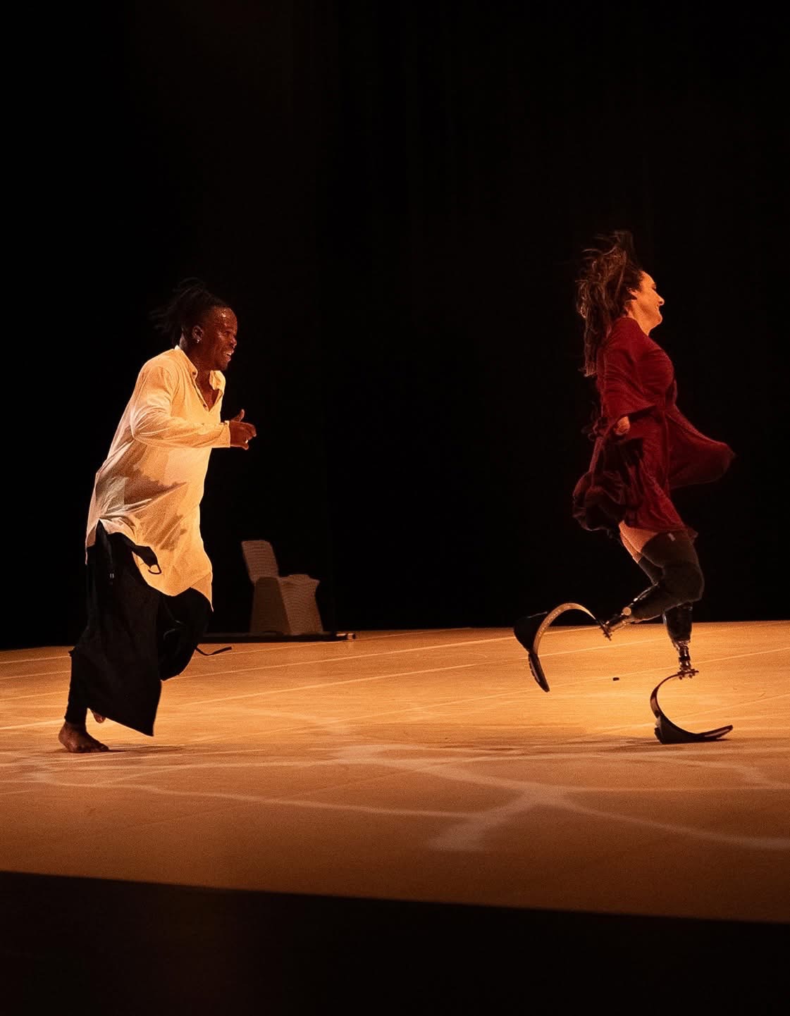 Duo sur scène en mouvement
