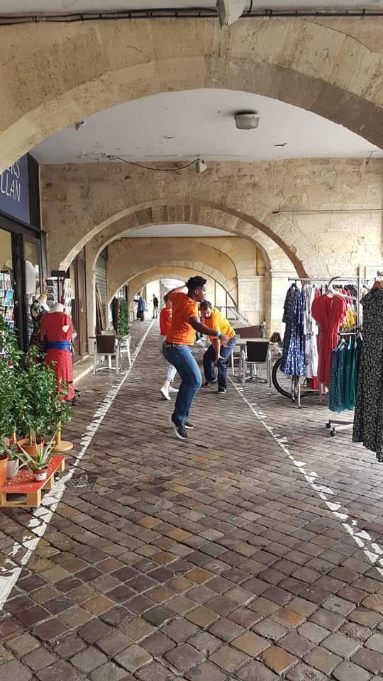 Duo de danseurs en saut sous une arcade extérieure