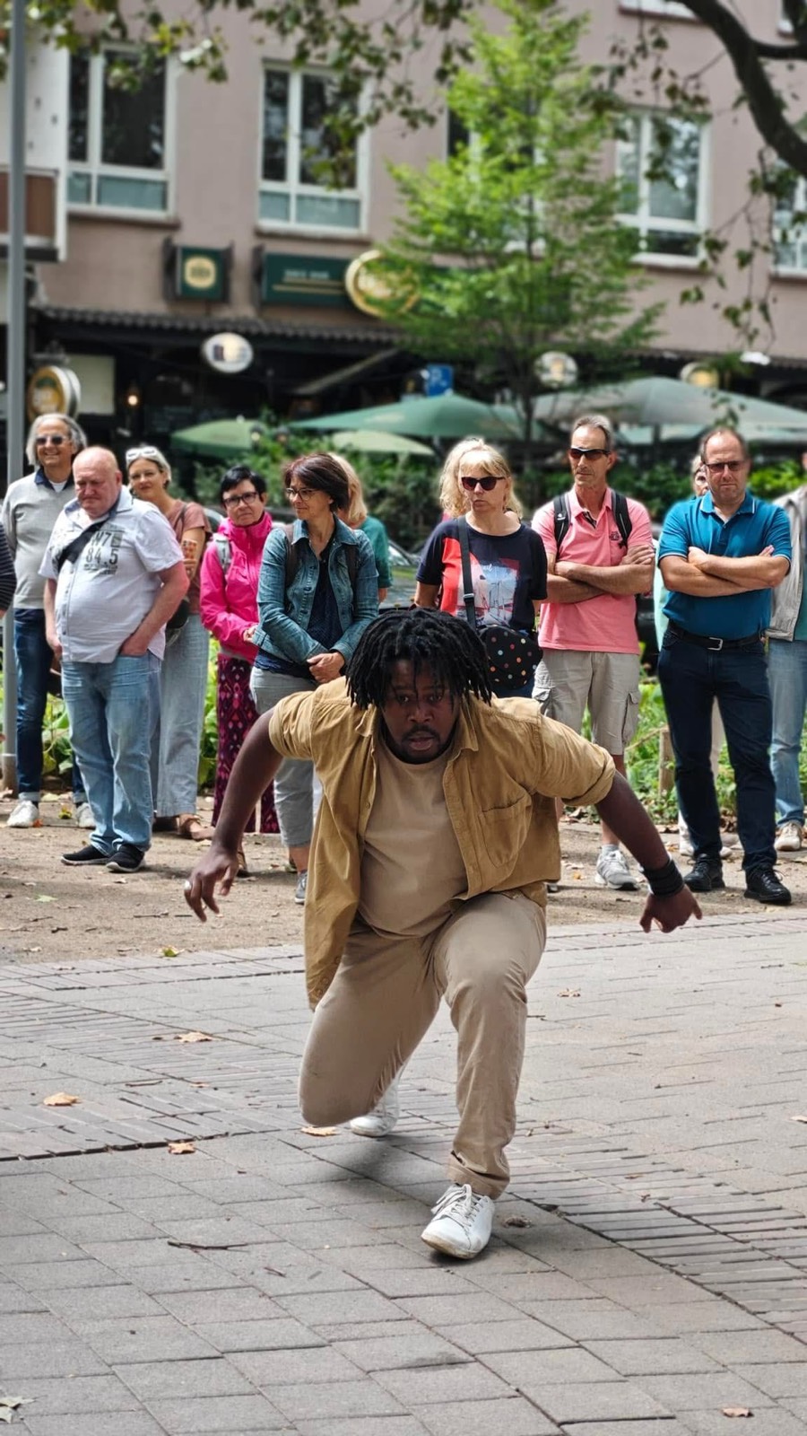 Regis Tsoumbou bakana en scène dans la création In Peace