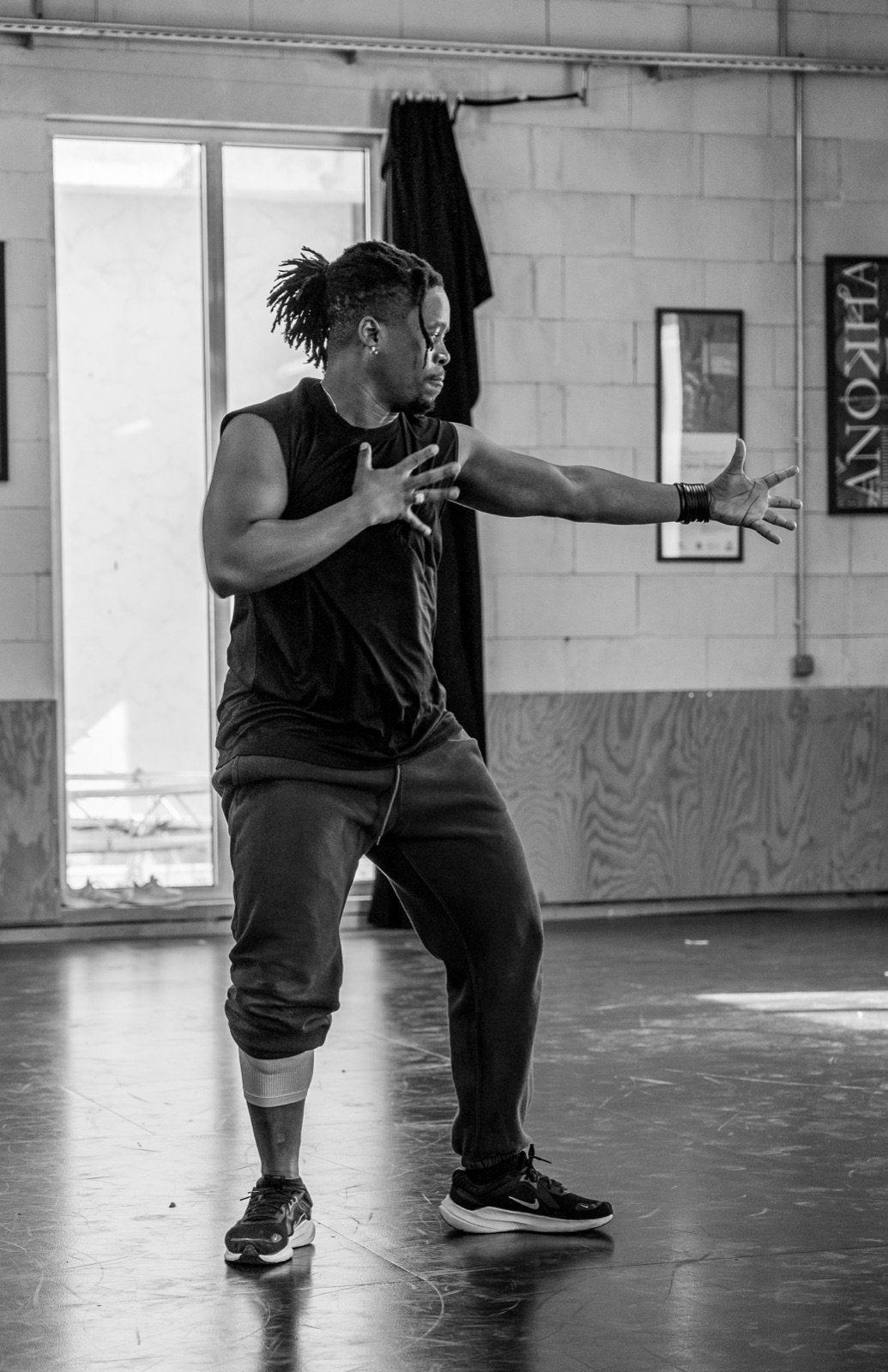 Regis Tsoumbou bakana en studio de danse, noir et blanc