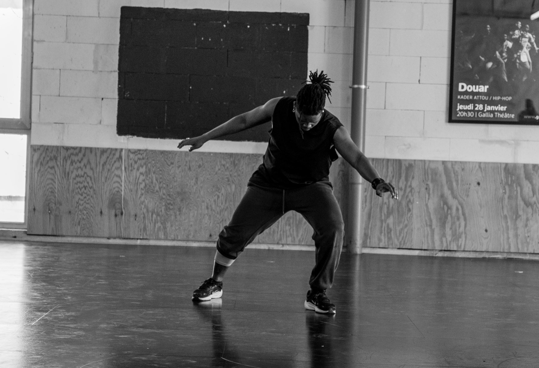Regis Tsoumbou bakana en studio de danse, noir et blanc