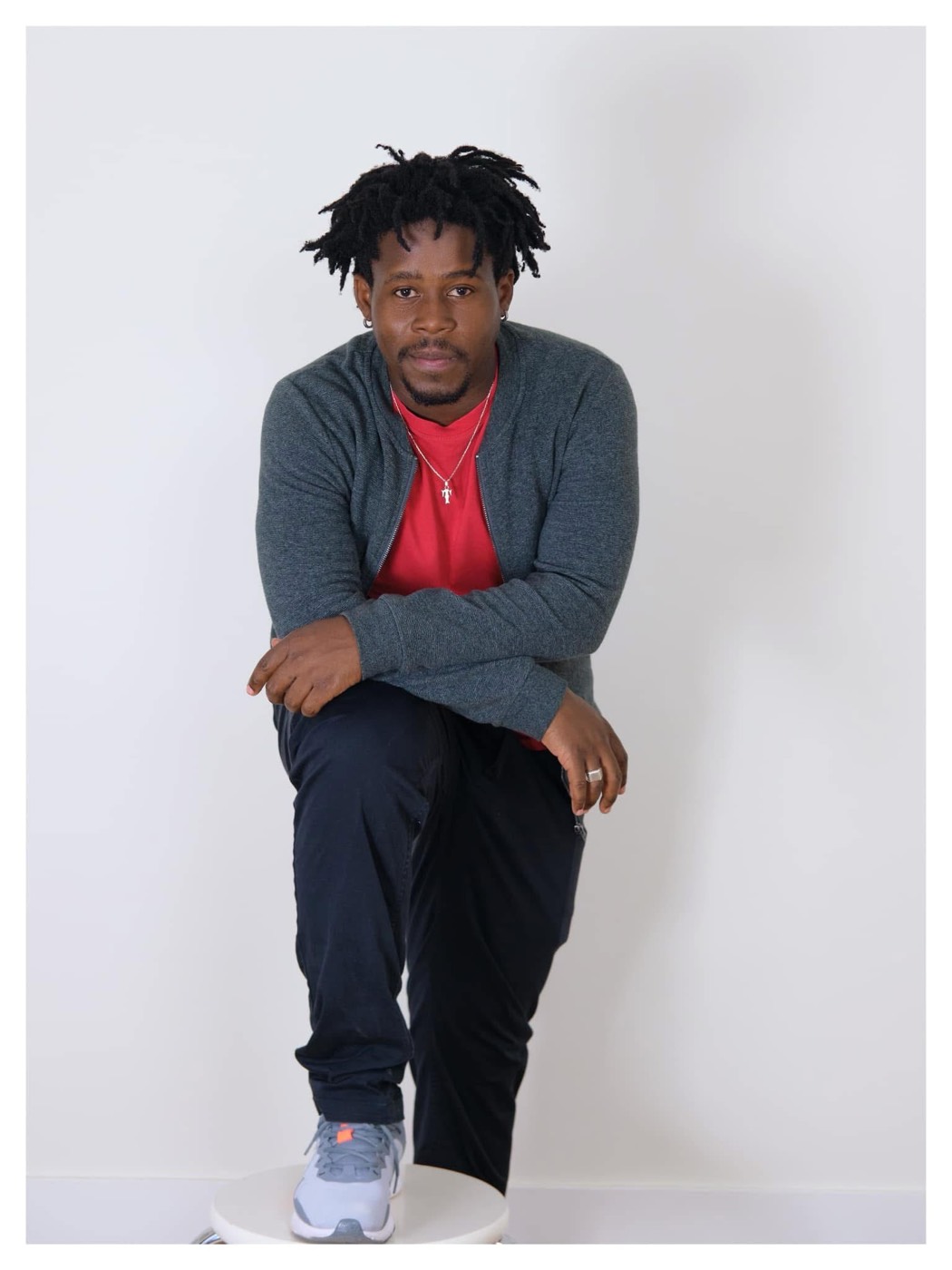 Portrait en studio, fond neutre